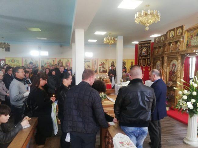 Durere și lacrimi de nedescris! Sute de persoane au participat la funeraliile celor doi frați români zdrobiți de un copac în Italia