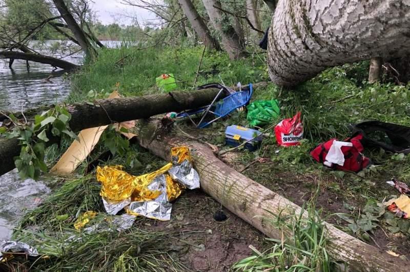 Durere și lacrimi de nedescris! Sute de persoane au participat la funeraliile celor doi frați rom&acirc;ni zdrobiți de un copac &icirc;n Italia