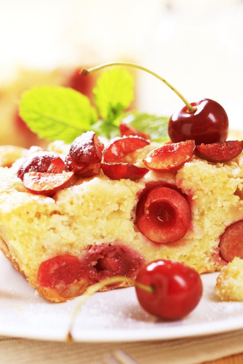 Chec cu vișine rapid. Rețeta savuroasă a cunoscutei Sanda Marin