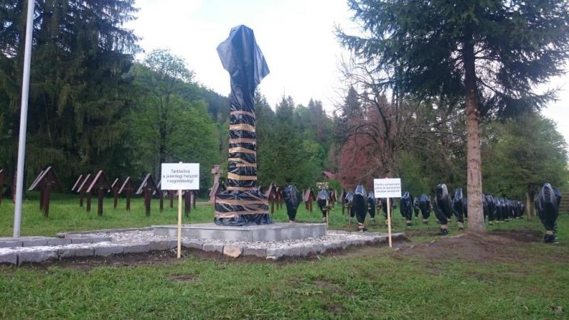 PROFANARE! Ungurii au acoperit cu saci de gunoi crucile eroilor români din cimitirul Valea Uzului!!! ”Sunt amplasate ilegal!”