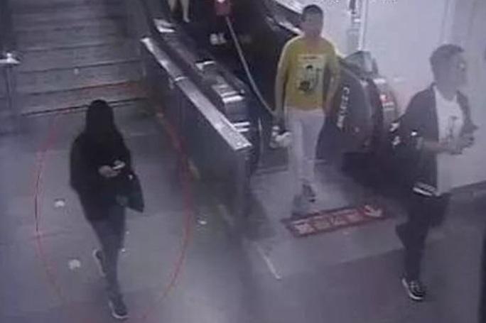 Și-a abandonat copilașul autist într-un restaurant și a lăsat un bilet sfâșietor! „Nu mai puteam...” - Foto