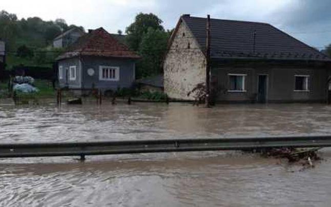 Povestea emoționantă din spatele pozei în care un pompier salvează un bebeluș dintr-o gospădărie inundată