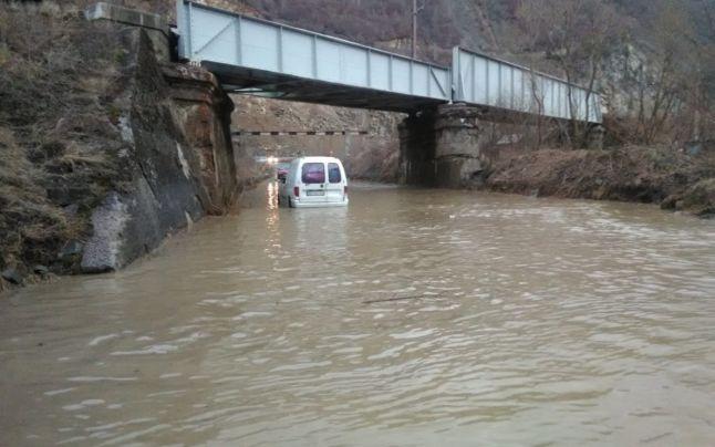 Povestea emoționantă din spatele pozei în care un pompier salvează un bebeluș dintr-o gospădărie inundată