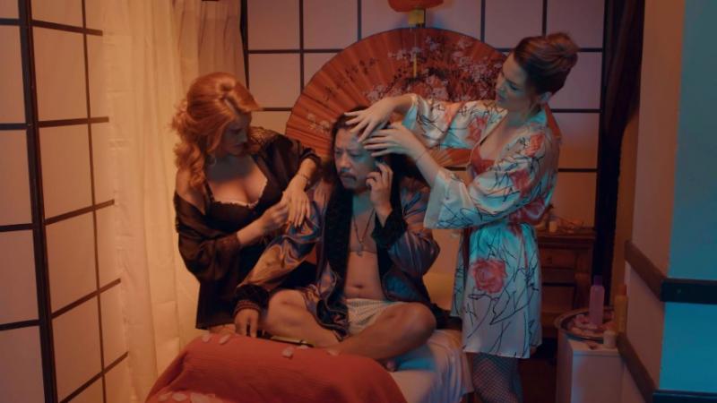 Orlando (Ștefan Bănică) și Ducu (Marius Florea Vizante) încep afacerile cu China, în serialul de comedie Liber ca pasărea cerului