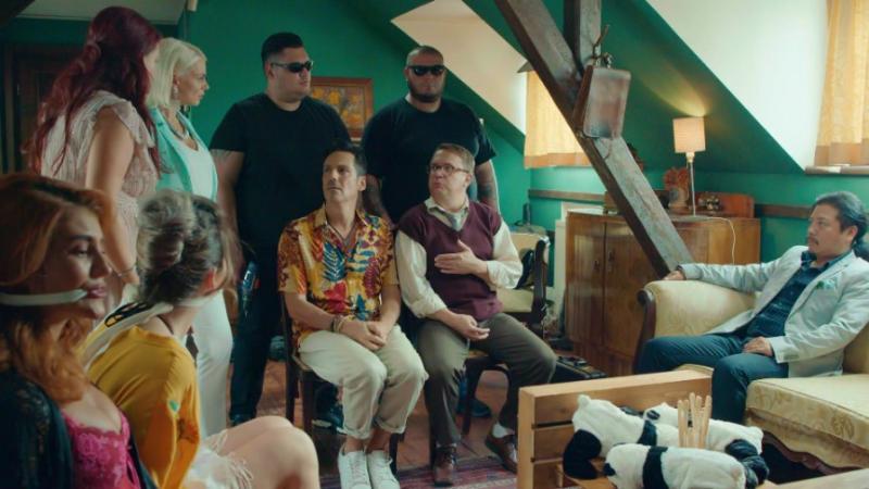 Orlando (Ștefan Bănică) și Ducu (Marius Florea Vizante) încep afacerile cu China, în serialul de comedie Liber ca pasărea cerului