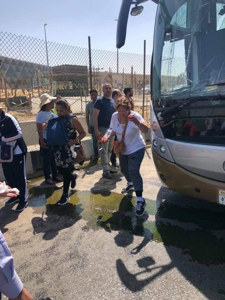 Ultimă oră! Un autocar plin cu turiști, aruncat în aer în Egipt, în apropierea piramidelor