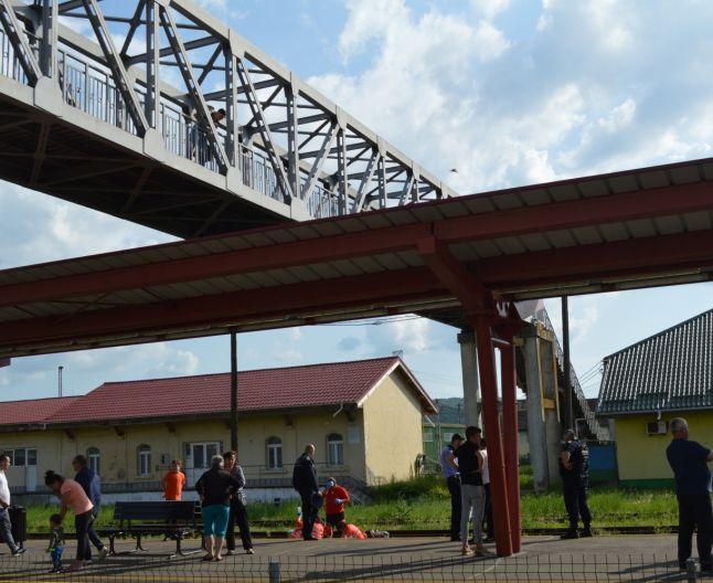 Mama lui Petrică Stavăr, tânărul care s-a sinucis în Vaslui, a fost la un pas să fie salvată de la moarte: „A rămas cu haina ei în mână”