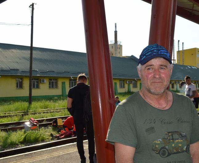 Mama lui Petrică Stavăr, tânărul care s-a sinucis în Vaslui, a fost la un pas să fie salvată de la moarte: „A rămas cu haina ei în mână”