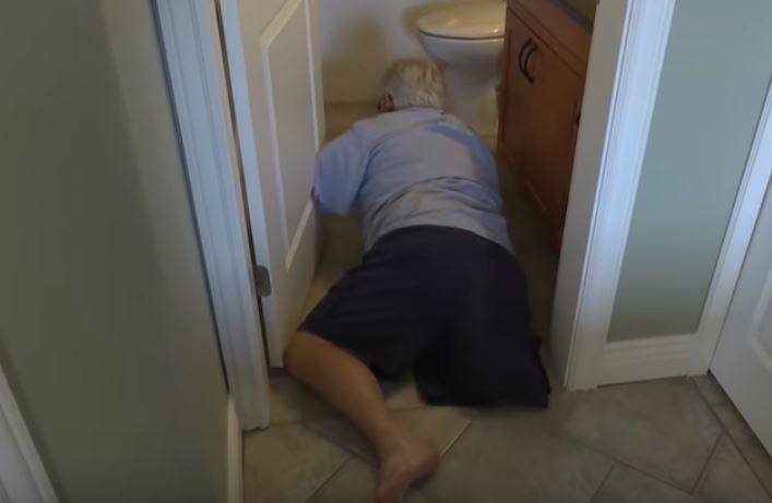 Bătrăn fără un braț și un picior, forțat să se târască pe jos, după ce i-a fost confiscat scaunul cu rotile: „A fost cea mai umilitoare experiență din viața mea”