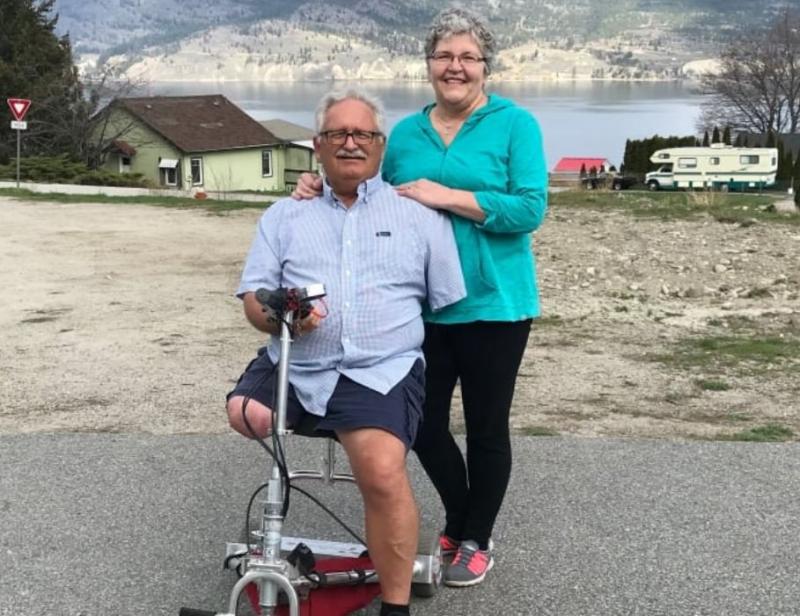 Bătrăn fără un braț și un picior, forțat să se târască pe jos, după ce i-a fost confiscat scaunul cu rotile: „A fost cea mai umilitoare experiență din viața mea”
