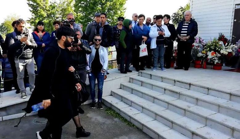 Momente de panică la căpătâiul lui Răzvan Ciobanu! Iubitul acestuia a leșinat la înmormântare