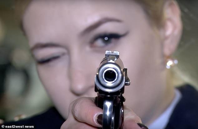 Putin are cu ce să se mândrească. Armata Rusiei, plină de bombe...sexy! Cum arată Miss Garda Națională: „Îmi apăr țara cu stil și eleganță!”