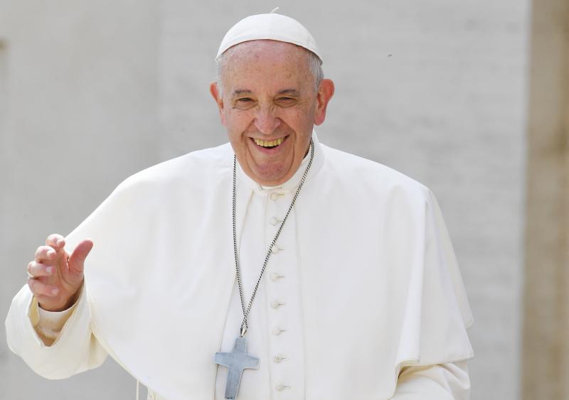 Papa Francisc, argentinianul obișnuit cu colbul străzilor, pelerin în România