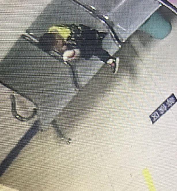 O mamă și-a abandonat copilul de șase ani într-un fast food! Ce bilet a lăsat femeia