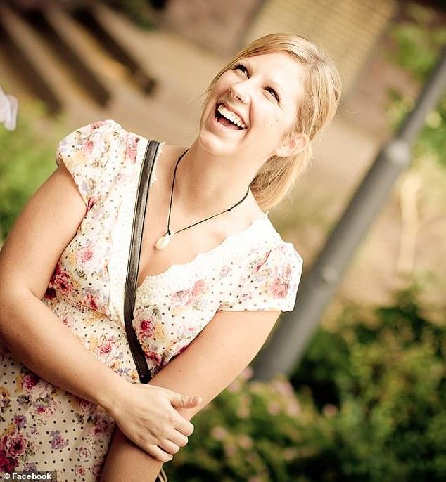 O femeie de 33 de ani a sărit de pe o stâncă cu fiica ei în brațe! Tânăra tocmai se despărțise de tatăl copilului