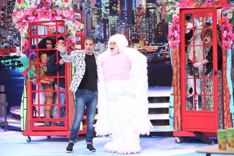 Pantera Roz, statuia Libertății, o vrăjitoare și un viking, o gorilă albă și un extraterestru urcă pe Scena misterelor