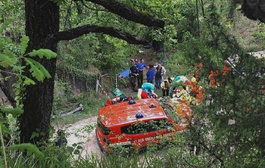 Români, răniți într-un accident oribil din Italia! Autocarul în care se aflau a căzut într-o râpă! Atenție, imagini ce vă pot afecta emoțional! - Foto
