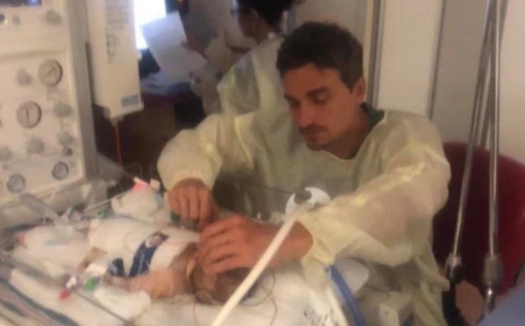 Coșmar de nedescris pentru un bărbat! I-a murit soția în urma unei nașteri cu probleme, iar 14 zile mai târziu și-a pierdut și copilul: ”A fost cea mai neagră zi!”