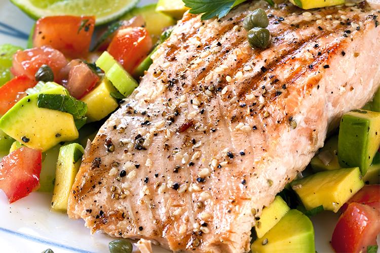 Somon cu legume la tigaie, o rețetă fără calorii, gata în doar 15 minute! Care e secretul?