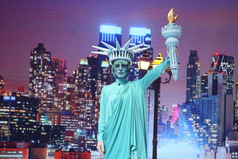 Truc de magie dintr-o altă galaxie, măști de poveste și vedete pline de umor, la Scena misterelor!