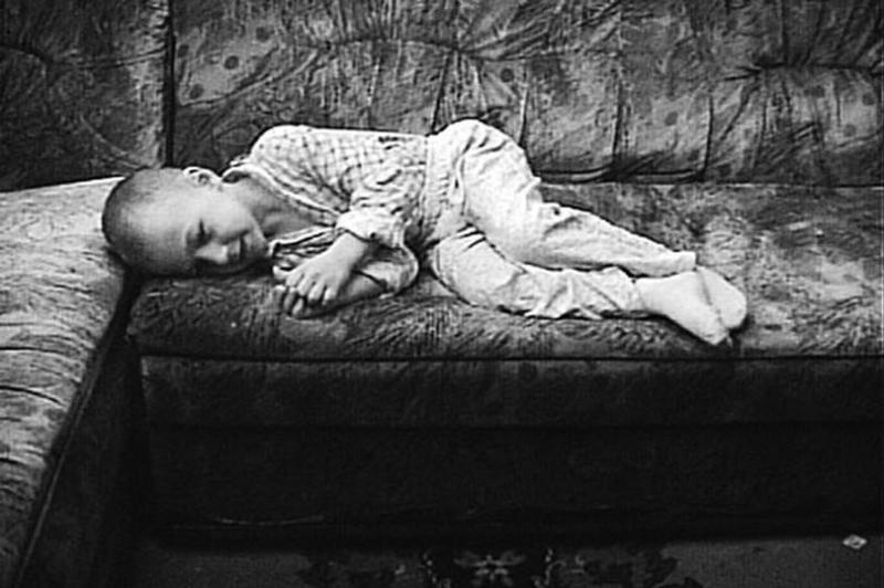 Aruncat pe străzi, copilul a fost adoptat de o haită de câini. Doi ani, Ivan a trăit ca un animal. Cum arată astăzi „copilul sălbatic” din Rusia