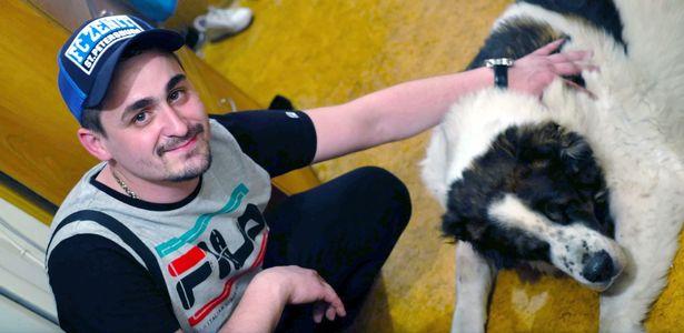 Aruncat pe străzi, copilul a fost adoptat de o haită de câini. Doi ani, Ivan a trăit ca un animal. Cum arată astăzi „copilul sălbatic” din Rusia