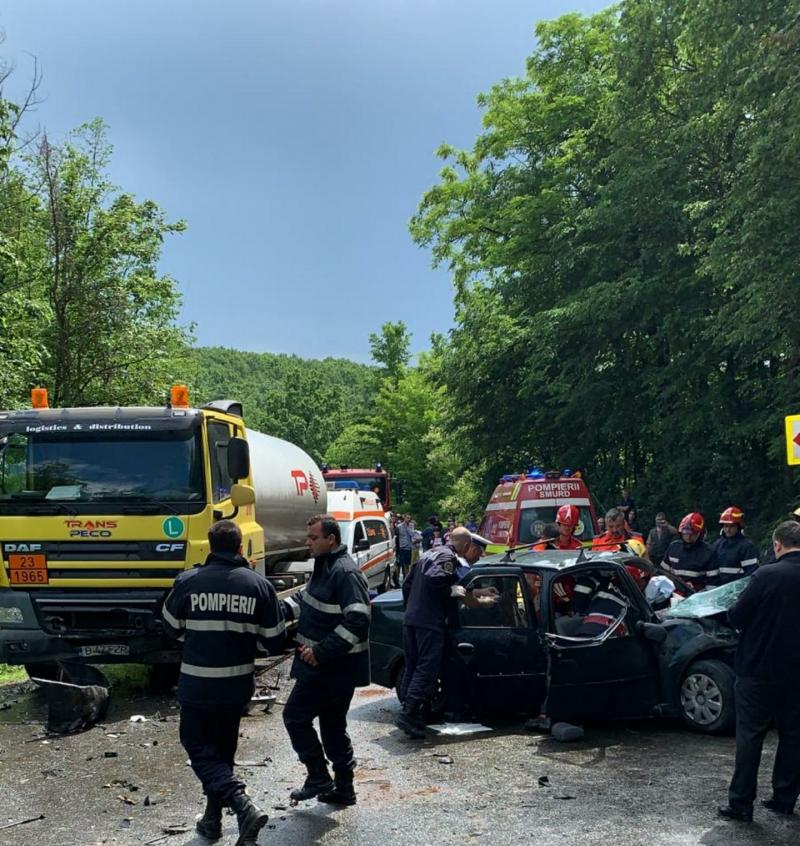 O mașină s-a izbit de o cisternă, în Dâmbovița! Trei persoane au fost rănite (FOTO)
