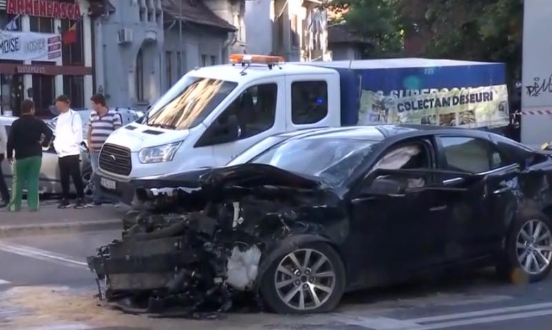 Carambol violent în București! Patru persoane rănite şi cinci maşini avariate, din vina unui tânăr! Ce s-a întâmplat (FOTO)