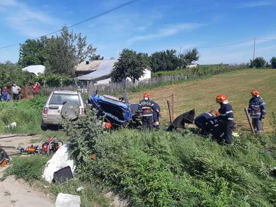 Accident tragic în Giurgiu! Trei persoane au murit după ce mașina s-a izbit de un stâlp de electricitate (FOTO)