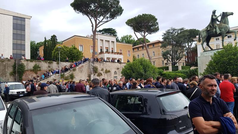 Diaspora votează la europarlamentare 2019: Cozi imense la secții de votare în Italia, Marea Britanie, Olanda! FOTO