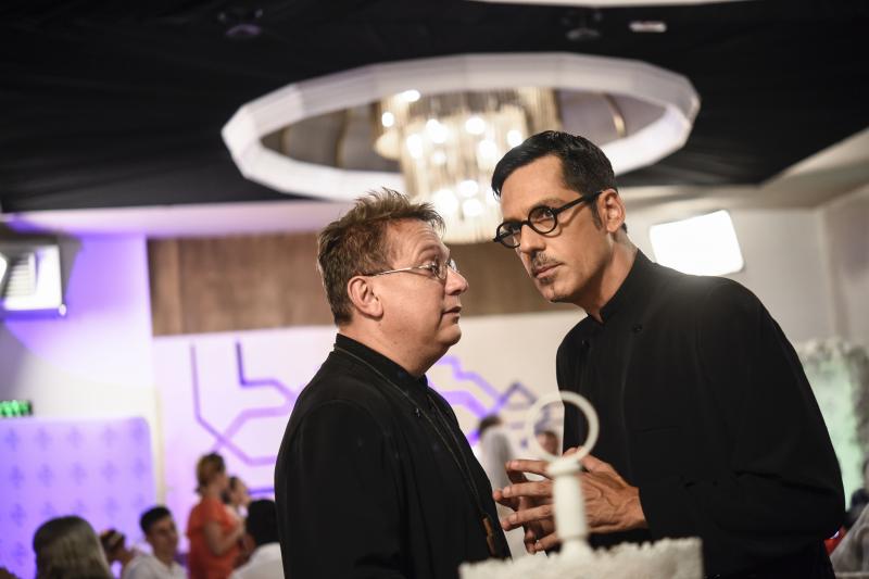 Socoteala de acasă nu se potrivește cu cea de la...nuntă! Ducu și Orlando vor să fure darul miresei, dar ajung într-o mare încurcătură