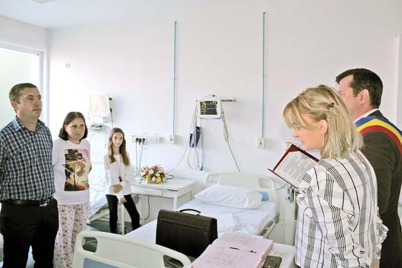 Moment emoționant într-un salon de Terapie Intensivă din Târgu Jiu! O femeie s-a căsătorit cu perfuzia în mână