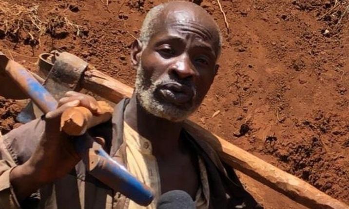 A lăsat autoritățile să promită în continuare și a construit singur un drum. „Am decis să îl fac eu, cu uneltele mele de grădinărit” – Foto