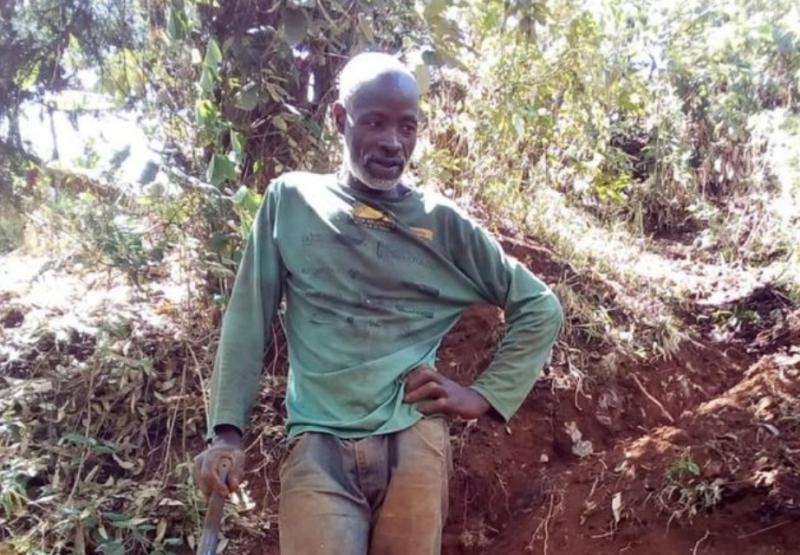 A lăsat autoritățile să promită în continuare și a construit singur un drum. „Am decis să îl fac eu, cu uneltele mele de grădinărit” – Foto