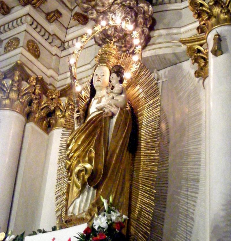 Flăcările n-au atins-o, iar cel care a încercat să o fure a paralizat! Povestea statuii făcătoare de minuni din Șumuleu Ciuc, unde va merge Papa Francisc - Foto