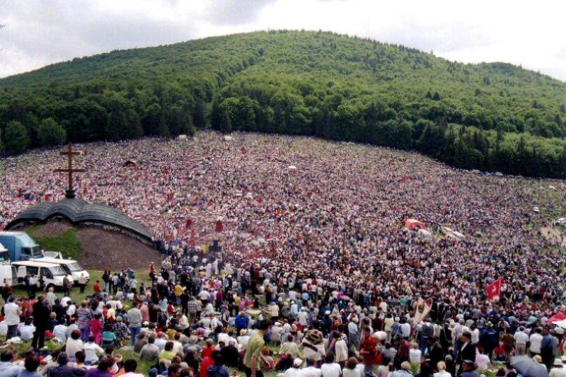 Flăcările n-au atins-o, iar cel care a încercat să o fure a paralizat! Povestea statuii făcătoare de minuni din Șumuleu Ciuc, unde va merge Papa Francisc - Foto