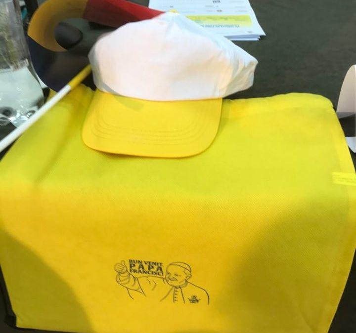 Papa Francisc la București. Ce primesc oamenii care merg să-l vadă