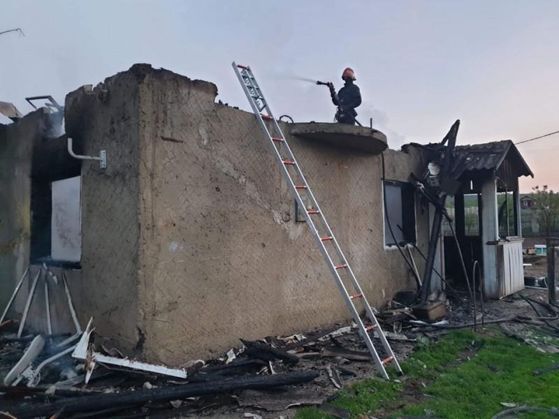 Mamă și fiu, la un pas de moarte după ce soțul femeii le-a incendiat locuința! Cum a fost evitată tragedia în ultima clipă