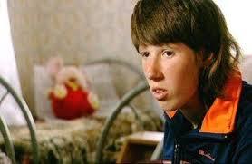 Abandonată de părinți, Oxana și-a petrecut primii cinci ani din viață crescută de câini. Cum arată astăzi „copila sălbatică”