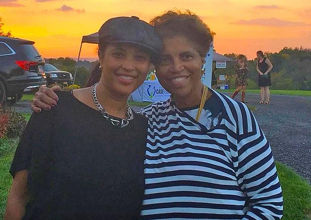 O bunică și-a născut nepoții, la 55 de ani! „Ce nu ai face pentru cei pe care îi iubești?” - Foto