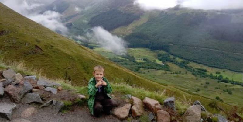 El e Robert, băiețelul român inclus în 1% cei mai inteligenţi oameni din lume. A învățat alfabetul la doi ani, acum are șapte și "dă Bacul"