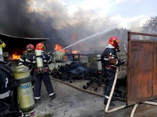 Incendiu puternic la o fabrică din Vâlcea! O femeie a suferit arsuri grave (FOTO)