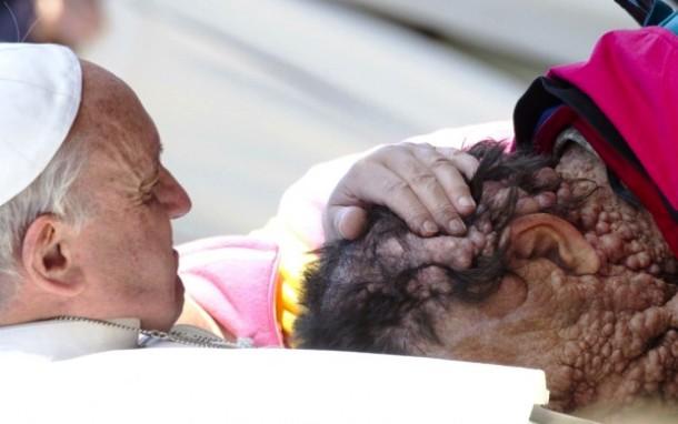 „Dacă nu mă însor cu tine, mă fac preot”. A iubit o fată și a fost paznic la un bar, precum și om de serviciu. Detalii necunoscute despre Papa Francisc. Cum arăta în tinerețe – Foto