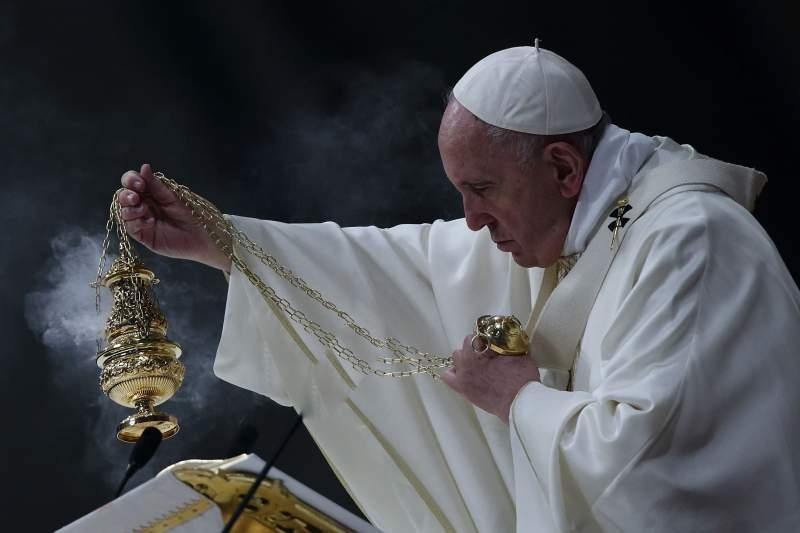 „Dacă nu mă însor cu tine, mă fac preot”. A iubit o fată și a fost paznic la un bar, precum și om de serviciu. Detalii necunoscute despre Papa Francisc. Cum arăta în tinerețe – Foto