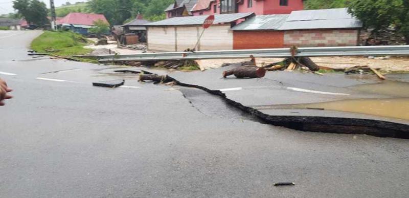 Prăpăd în țară! Viituri și inundații în 34 de localități! Câțiva oameni s-au adăpostit în podul casei sau în mașină - Foto