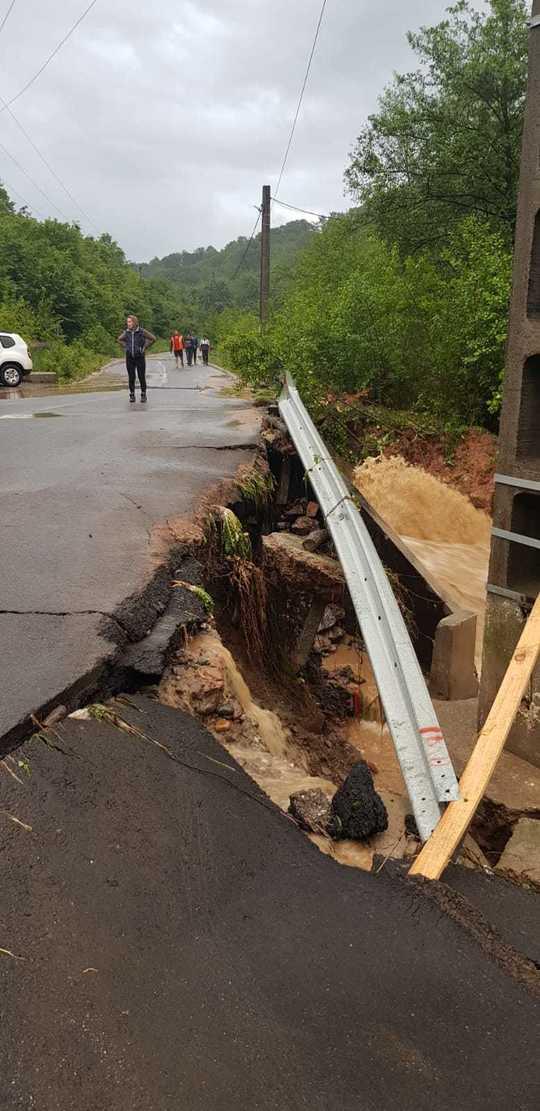 Prăpăd în țară! Viituri și inundații în 34 de localități! Câțiva oameni s-au adăpostit în podul casei sau în mașină - Foto