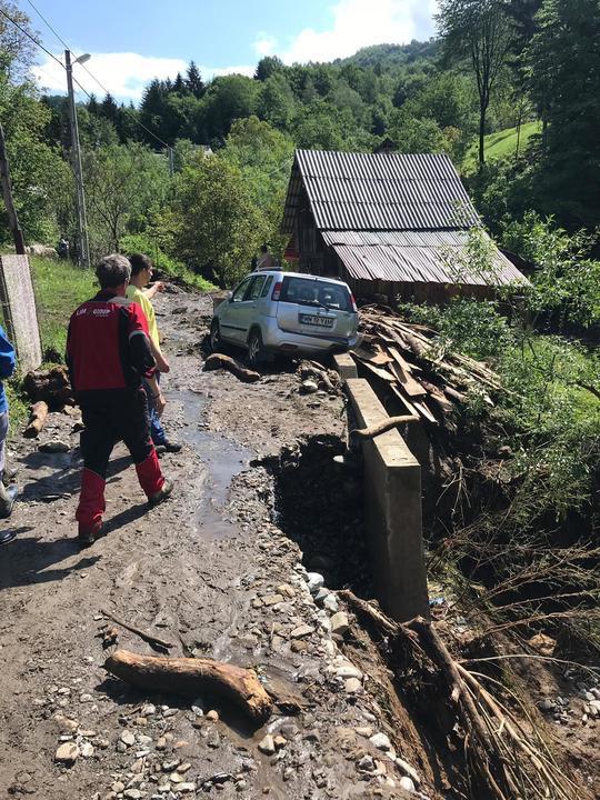 Prăpăd în țară! Viituri și inundații în 34 de localități! Câțiva oameni s-au adăpostit în podul casei sau în mașină - Foto