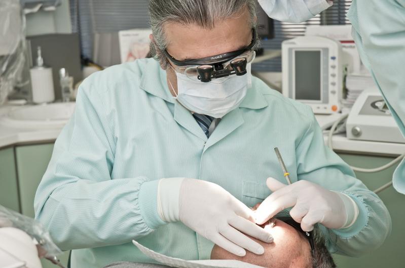 Ce înseamnă un implant dentar