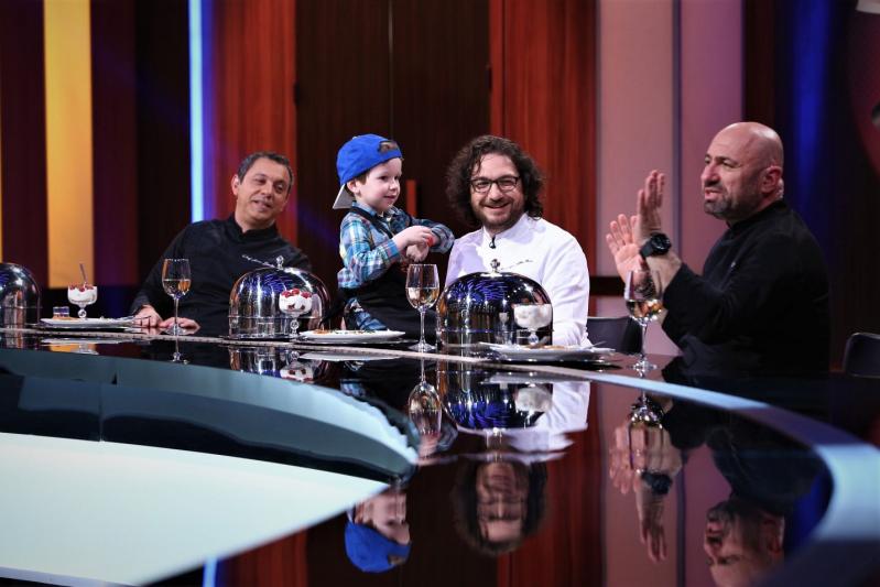 Diseară, de la 20:00: Un copil de 4 ani le gătește chefilor Bontea, Dumitrescu și Scărlătescu