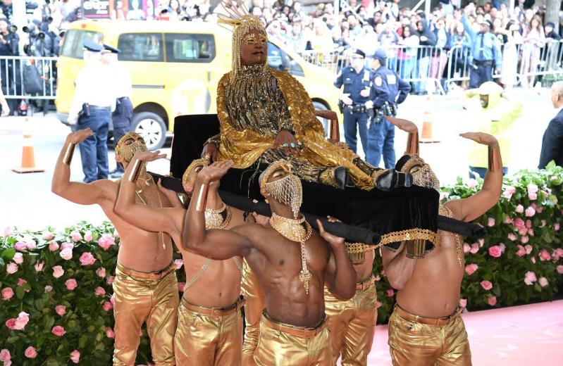 Dezmăț total la Met Gala 2019. Cele mai bizare ținute și apariții de pe covorul roz | FOTO